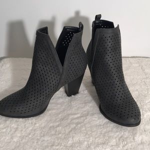 🌺SHOE SALE🌺 Price is Firm Bundle 3 for 15%off